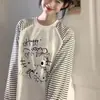 Camiseta Reductora de Edad Coreana con Estampado de Gatito Cuello Redondo Manga Larga Moda Femenina Versátil Casual Holgada Top de Rayas en Contraste