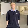 Camisa Polo Patchwork Listrada de Design Nicho Estilo Americano Falsa Duas Peças para Homens, Casual de Verão com Caimento Solto, Gola Reversível, Manga Curta