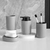 Set de Baño Moderno de Cerámica Cuatro Piezas Botella Dispensadora de Loción para Baño Presión Botella de Desinfectante para Manos Vaso para Enjuague Bucal Soporte para Cepillos de Dientes Jabonera