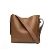 Bolso de hombro cruzado al por mayor gran capacidad nuevo bolso tipo cubo simple cuero genuino versátil para el día a día bolso cruzado bolso de mujer personalizado