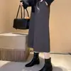 Botas de tornozelo estilo retrô francês com bico fino e salto grosso para mulheres, outono e inverno de 2026, botas western de couro macio plissado com zíper traseiro, botas da moda que afinam