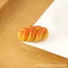 Brinquedo de Comida Simulada Pão em Miniatura Pão Europeu Acessórios de Resina Mini Cena Combinando Chaveiro DIY Ímã de Geladeira Creme