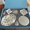 Nuevo Hueso de China Fresa Silvestre Moderno Lujo Ligero Creativo Hotel Sala de Estar Habitación Modelo Plato de Cena Bol Doméstico conjunto Venta al por Mayor