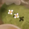 Brincos de agulha de prata pura S999 flor gardênia para mulheres, amigáveis ao ouvido, estilo fresco e simples, não precisam ser removidos ao dormir, novos acessórios de orelha 2026