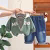 Otoño 2024 nueva ropa para niños y niñas primavera camisa a rayas con capucha y cremallera manga larga caricatura inglesa conjunto de tres piezas lote