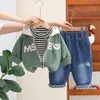 2024 Nuevo Conjunto de Tres Piezas para Niños: Sudadera con Capucha y Cremallera de Oso, Camiseta Inferior Estampada, Jeans. Fabricante de Origen Venta al por Mayor