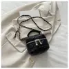 Nova bolsa pequena quadrada no estilo Chanel, apresentando um design com padrão matelassê, uma corrente de bolinhas dourada e uma alça de ombro versátil, tornando-a uma bolsa crossbody perfeita