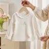 Camiseta Versátil Linda para Niñas Primavera y Otoño Nuevo Estilo 2026 Bebé Elegante Bordado de Encaje Conejito Camisa Base de Manga Larga