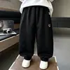 Calça Casual Masculina Primavera e Outono 2026 Novo Estilo Crianças Estilosas Calça de Moletom Esportiva Menino Bebê Moda Calça Longa Reta