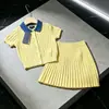 Conjunto de dos piezas de punto para niñas pequeñas estilo coreano verano 2026, nuevo, amarillo, con bordado, cuello polo, manga corta, con falda