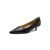 Sapatos de Salto Alto Bico Fino Estilo Novo Primavera 2026 para o Trabalho, Couro Bovino Embossado da Moda, Salto Fino, Meio Salto Baixo, Sapatos Femininos de Couro Genuíno