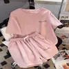 Conjunto de Roupas Esportivas para Corrida Feminino da Amazon, Novo Estilo de Verão, Conjunto de Duas Peças com Camiseta de Manga Curta Estampada Solta e Shorts de Perna Larga para Estudantes