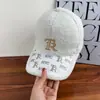 Boné de Baseball Tendência Bordado com Letras em Lã de Cordeiro para Mulheres e Homens, Espessado e Quente para Outono e Inverno, Fashion com Strass