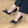 2026 Novo Estilo Sapatos de Salto Alto Elegantes Estilo Francês Cor Vinho com Laço para Mulheres, Bico Fino de Couro Envernizado com Bico Baixo