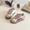 Tênis de lona estilo coreano infantil alemão treino 2025 novo para meninos primavera e outono meninas casual sola macia superfície de couro tênis esportivo para bebê
