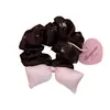 Scrunchie floral em forma de coração artístico estilo coreano vintage na cor café para meninas, oferecendo um visual de alta qualidade, elegante e moderno