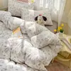 Conjunto de quatro peças em gaze de algodão de dupla camada super macio, tipo nuvem, com estampa floral pequena, capa de edredom, lençol de cima, lençol com elástico, conjunto de três peças para estudantes, confortável para uma boa noite de sono