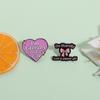 "Literalmente solo soy una chica parlanchina" broche decorativo de letras rosas