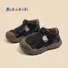 Sandálias Vazadas Respiráveis Infantis, Sapatos Anticolisão com Solado Macio Antiderrapante para Crianças Pequenas, Sapatos Fechados de Verão Antichute para Meninos e Meninas de 1 a 4 Anos
