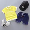 Conjunto de verão com manga curta para bebês, meninos e meninas, calça infantil imitando jeans, conjunto esportivo de duas peças para bebês e crianças, roupas infantis