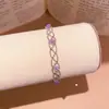 Pulseira de contas de vidro pequena e delicada com design oco, oferecendo um estilo único e versátil, e um toque de luxo discreto. Atacado disponível