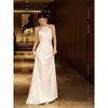 Comércio Exterior Europeu e Americano Roupão Branco com Gola Halter, Vestido Toast de Luxo Leve, Tamanho Pequeno para Noivas, Banquete, Viagem, Fotografia, Vestido de Noite de Casamento Fornecimento