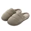 Nuevas pantuflas de algodón impermeables para hombre, adecuadas para otoño e invierno, diseñadas para uso en interiores, con suelas antideslizantes, que brindan calidez y cuentan con un diseño simple y ligero que también se puede usar al aire libre. Disponible al por mayor para estilos de mujer