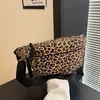 Bolsa de peito estampada de leopardo da moda, bolsa de cintura fashion e casual, novo estilo 2026, pequena mochila de ombro único cruzada simples e estilosa