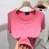 Top Rosa Chic Feminino Verão 2025 Novo Cor Pitaya Framboesa Ombro Ajustado High-end Decote U Camiseta de Manga Curta
