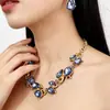 Corrente de Clavícula Exquisita com Diamantes Cintilantes e Cristal Azul Estilo Francês Retro da Idade Média Suit de Acessórios