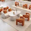 Sofá tipo cabina de estudio fotográfico color crema, mesa de selección, mesa de recepción de tienda de vestidos de novia, área de descanso en el patio, juego de mesa y sillas para discusión