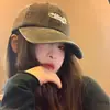 Gorra de Béisbol Roja Tomate con Bordado de Letras Estilo Coreano Ins para Mujer Modelo Nuevo 2025 Gorra de Béisbol Diaria de Parte Superior Suave de Gama Alta
