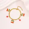 Pulsera Dorada Multi-Elemento de Frutas con un Toque de Alta Gama, Lujo Ligero, Diseño de Nicho, Presentando Cereza, Piña, Aguacate y Acero de Titanio