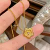 Nova Tendência Nacional Estilo Chinês Pingente de Florzinha Dourada Escovada Luxo Alto Padrão Colar de Flor Corrente de Clavícula Simples Versátil para Mulheres