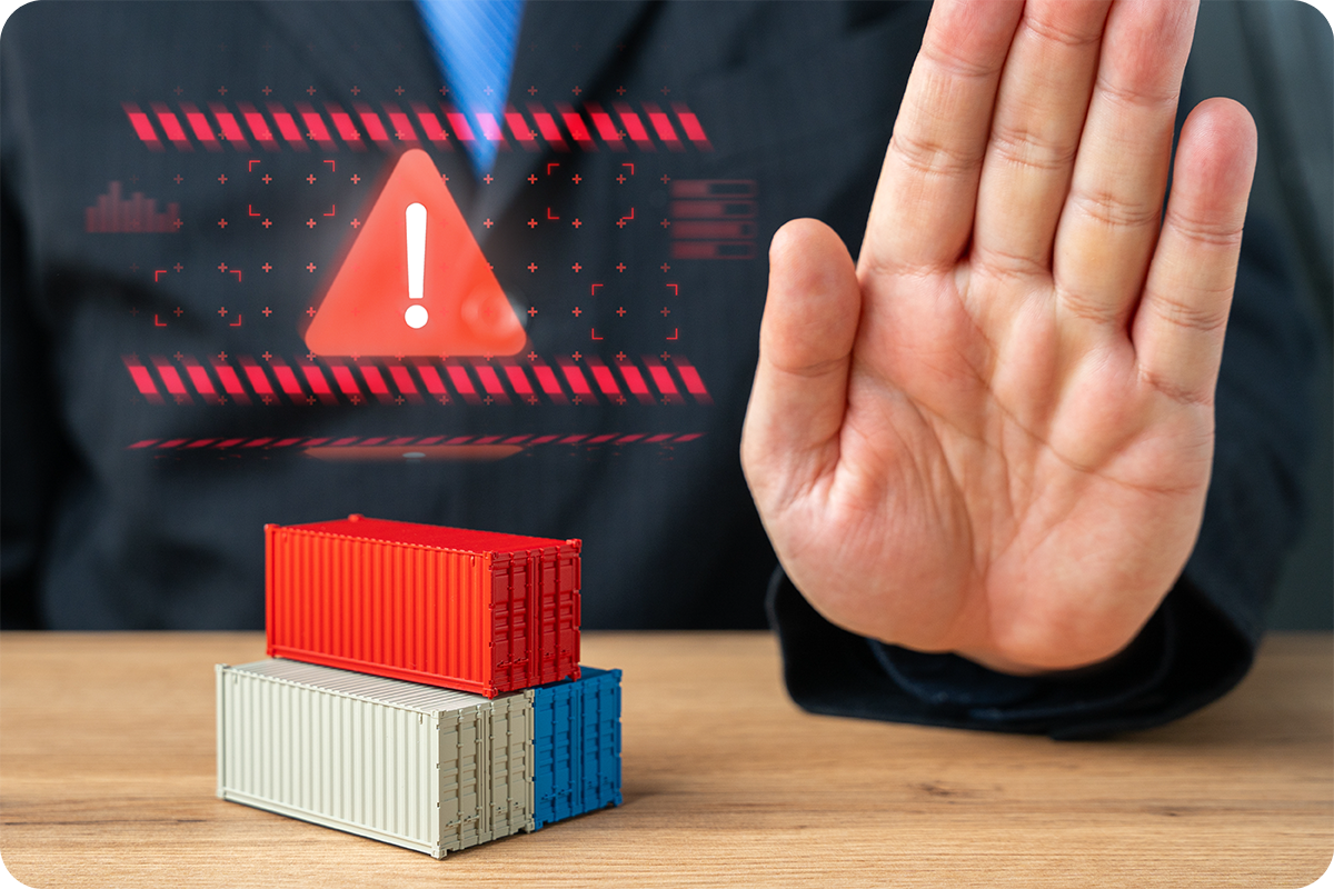 Mão fazendo sinal de pare diante de containers de importação com ícone de alerta, ilustrando como regularizar importação com problema, exigência ou multa