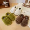 Elegantes y minimalistas pantuflas peludas para mujer, diseñadas para usar en exteriores, nueva colección otoño/invierno 2026, de moda y versátiles, cómodas pantuflas peludas de una sola tira para mujer