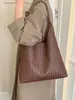 2026 Verão Nova Bolsa Tote Elegante com Uma Alça Personalidade Fashionável Tendência Casual Nicho Grande Capacidade