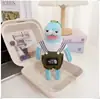 La ropa de los residentes de Bikini Bottom incluye peces geniales, peces flácidos, peces que se extienden planos, colgantes, llaveros, accesorios, monos y pantalones.