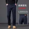 Calça jeans de alta qualidade na cor cinza fumaça, calça masculina de corte reto e modelagem solta, coleção outono/inverno 2026, calça longa casual para homens de meia-idade, com forro de fleece