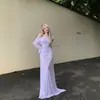 Atuendo de Vacaciones Sanya Maldivas: Bikini de Chica Atractiva para la Playa Combinado con Vestido Cubre-Traje de Vacaciones Transparente de Manga Larga sin Espalda