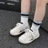 Tênis infantil 2026 novo modelo outono, sapatos esportivos versáteis da moda para meninas, sapatos esportivos confortáveis de sola macia para meninos mais velhos