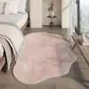 Alfombra de imitación cachemir de forma irregular de lujo ligero estilo italiano, gruesa y resistente al desgaste, para dormitorio, alfombra de noche a prueba de frío, alfombra para sofá y mesa de centro de sala de estar