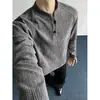 Camiseta masculina Henley de manga comprida estilo retrô americano para outono e inverno, uma peça básica estilosa e versátil de caimento solto para jovens homens