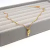 Versão Coreana Acessórios de Design de Nicho Colar com 26 Letras em Inglês para Mulheres Pingente de Aço Inoxidável Colar de Clavícula de Aço Titânio Venda por Atacado