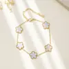Suministro de fábrica pulseras de acero de titanio lucky trébol de cuatro hojas flor de cinco pétalos nácar tendencia europea y americana de lujo nicho sin decoloración al por mayor