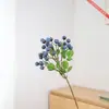 Flor artificial de arándano de un solo tallo con un rico color baya para la entrada del hogar, la puerta o un arreglo en jarrón, ofreciendo un aspecto fresco y natural