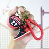 Llavero creativo nuevo de zapatos de fútbol, llavero colgante de recuerdo de juegos de fútbol de goma suave, pequeño regalo al por mayor