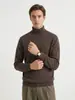 Nuevo suéter de cuello alto para hombre de otoño e invierno, tejido de punto liso tipo pullover, camisa base cálida versátil estilo old money para hombre
