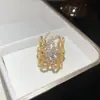 Anel Aberto de Banda Larga Flor Oca com Zircônia Banhado a Ouro 18K Real Anel de Estilo Minimalista Europeu e Americano Sensação de Alto Padrão Joia de Mão