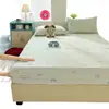Funda de cama de gasa de doble capa acolchada, funda antipolvo, funda protectora, lavable a máquina, funda de colchón completamente cerrada, cama de niña linda, juego de tres piezas